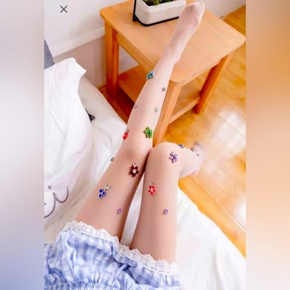 TIGHTS WITH COLORFUL RHINESTONE BROOCH EMBELLISHMENTS - Picture 3 of 9